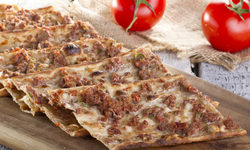 İncecik hamur, bol kıymalı lezzet! Etli ekmek tarifi...