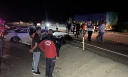 Balıkesir'de kamyona çarpan otomobildeki 2 kişi öldü