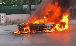 Avcılar'da otomobil alev alev yandı!
