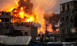 Katil İsrail, Gazze'nin batısında yerinden edilenlerin kaldığı kampı bombaladı