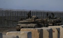 Soykırımcı İsrail, Gazze halkının yardım dağıtım merkezlerine yaklaşmasını yasakladı