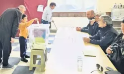 Kendine oy vermeyi unuttu! Oylar eşit çıktı
