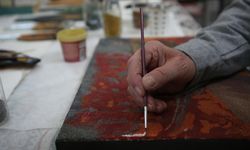 Kum tanelerini sanat eserine dönüştürüyor