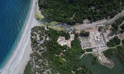 Olympos'ta, Roma dönemine ait kaya mezarları ziyaretçilere açıldı