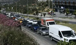 Kuşadası'na tatilci akını: 24 saatte 60 bin araç girdi