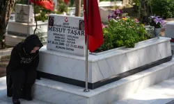 Şehitlikte yürekleri yakan görüntü!