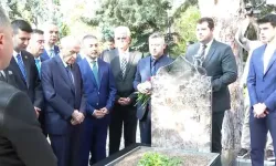 Bahçeli, Türkeş'in kabrini zilyaret etti