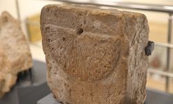 Kazılarda bulunan yaklaşık 1000 yıllık güneş saati görücüye çıktı