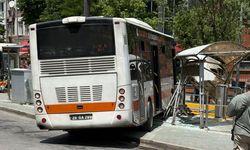 Eskişehir'de sürücüsü fenalaşan belediye otobüsü tramvay durağına çarptı