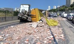 Moloz yüklü hafriyat kamyonu devrildi: Yol trafiğe kapandı