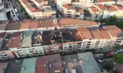 Sultangazi’de 5 katlı binanın çatısı alev alev yandı