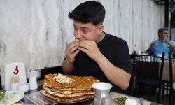 Doymak nedir bilmiyor! Bir oturuşta 15 lahmacun yiyor
