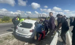 Takla atan otomobil refüje devrildi: 4 yaralı