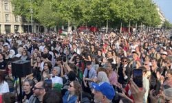 Paris'te "Madleen" gönüllülerinin serbest bırakılması için gösteri yapıldı