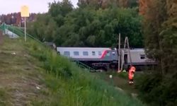 Rusya'da otoyol köprüsü yolcu treninin üzerine çöktü: Ölü ve yaralılar var