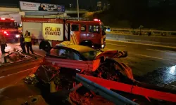 İstanbul Bayrampaşa'da bariyerlere saplanan otomobilin sürücüsü yaralandı