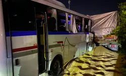 Manisa'da işçi servisi tıra çarptı: 20 yaralı
