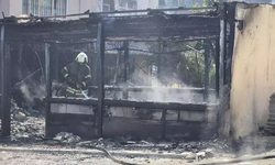 Esenyurt'ta erkek öğrenci yurdu alevlere teslim oldu