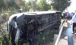 Antalya'da tur minibüsü devrildi! Yaralılar var...