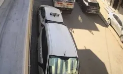 Sokak ortasında araçlara çarpıp kaçtı