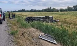 Düğünden dönenleri taşıyan minibüs devrildi! 17 yaralı