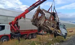 Yolcu treni, hemzemin geçitte minibüse çarptı