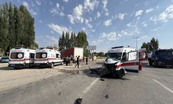 Hasta taşıyan ambulans ile TIR çarpıştı: Yaralılar var