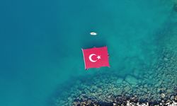 Antalya'da 15 Temmuz dolayısıyla denizde Türk bayrağı açıldı