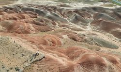 Mars'ı andıran 'Gökkuşağı Tepeleri' ziyaretçi akınına uğruyor