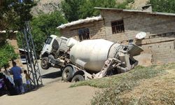 Beton mikseri ahırın üzerine yan yattı