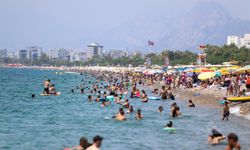 Hava sıcaklığı 34 dereceye çıktı: Sıcaktan bunalan sahile koştu