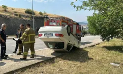Karabük'te kaputu açan otomobile çarptı: Ters dönen aracın sürücüsü yaralandı