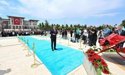 Cumhurbaşkanı Yardımcısı Yılmaz, 15 Temmuz Şehitler Anıtı'na çelenk bıraktı