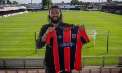Bir zamanların efsane forveti Andy Carroll, 6. Lig takımına imza attı
