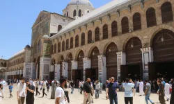 İsrail saldırılarına rağmen Suriyeliler Emevi Camii'ne akın etti