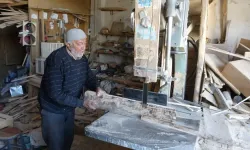 Yaşına rağmen çalışan marangoz ustasının azmi dikkat çekiyor