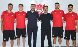 Sivasspor 4 oyuncuyu renklerine bağladı