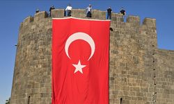 Tarihi Diyarbakır Surları'na "Terörsüz Türkiye"ye destek için Türk bayrağı asıldı