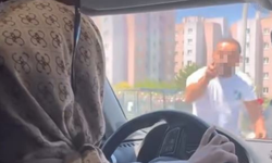 Kadın sürücünün önünü kesti: Aracın camını yumrukladı
