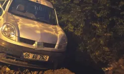 Erzurum’da selin bozduğu yolda kaza: Otomobil şarampole devrildi