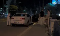 Arkadaşına ceza kesilirken içki içmeye devam etti