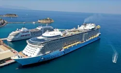Kuşadası’na 3 kruvaziyerle 9 binin üzerinde turist geldi