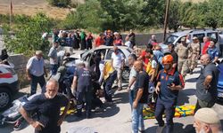 Erzincan'da otomobil duvara çarptı: Bir can kaybı, üç yaralı
