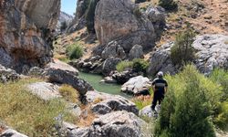 Manzarasıyla büyülüyor: Kayaların arasında oluştu