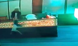 Cami imamının refleksi hayat kurtardı: Bir metreden düşerken yakaladı