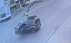 Motosiklet araca çarptı! Yolcu havada 3 takla attı