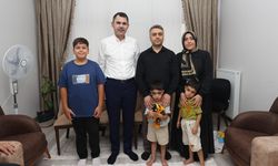 Bakan Kurum Adıyaman'da evlerine kavuşan depremzede aileye misafir oldu