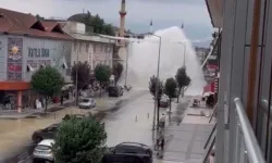 İçme suyu hattı borusu patladı: Su metrelerce yükseğe fışkırdı