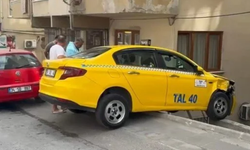Küçükçekmece'de kaza: Taksi duvarda asılı kaldı