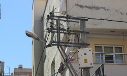 Onarmak için elektrik direğine çıktı! Akıma kapılarak yere düştü